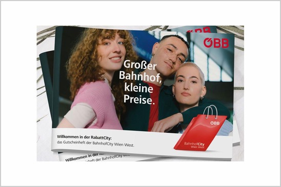 Titelblatt des Gutscheinhefts vom Mai 2022. Drei Personen beim Einkaufen.