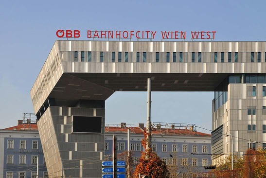 © ÖBB/Robert Deopito Wien Westbahnhof Architekturaansicht mit ÖBB Schriftzug