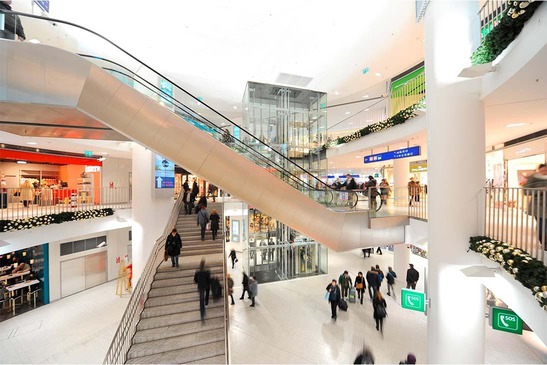 Einkaufszentrum mit Rolltreppen am Wien Westbahnhof