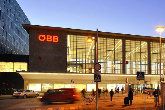 © ÖBB/Robert Deopito Nachtaufnahme Haupteingang Wien Westbahnhof