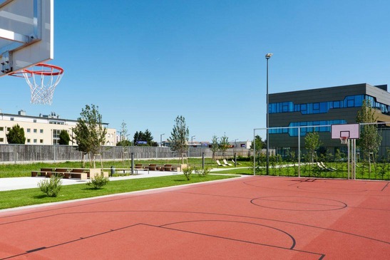 Sportplatz mit Basketballplatz