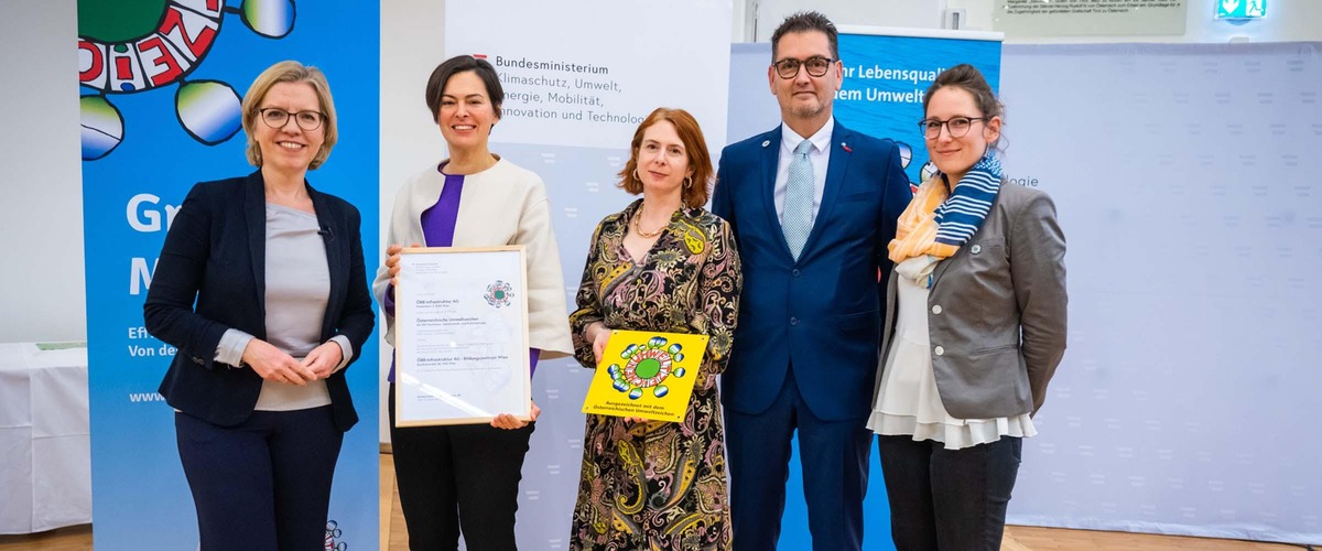 Verleihung Österreichisches Umweltzeichen<br/>v.l.n.r.: BM Leonore Gewessler, VD Silvia Angelo, Ursula Bazant, Wolfgang Willinger und Judith Fahrngruber