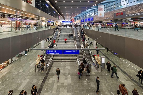 Hauptbahnhofcity Innenansicht Rolltreppen und Shops
