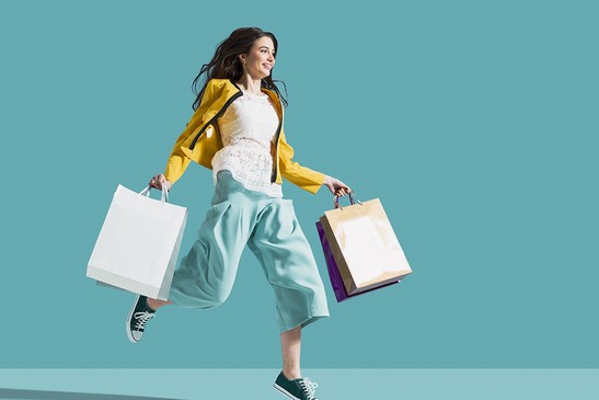 © ÖBB/adobe.stock.com/stokkete Frau mit Einkaufstaschen