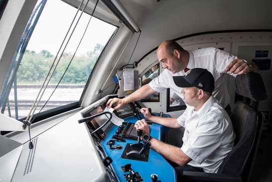 Zwei Triebfahrzeugführer bei einer Ausbildungsfahrt im Triebfahrzeug