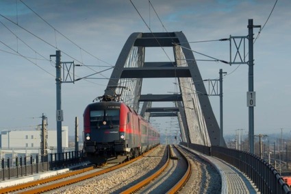 Zug auf Zugbrücke