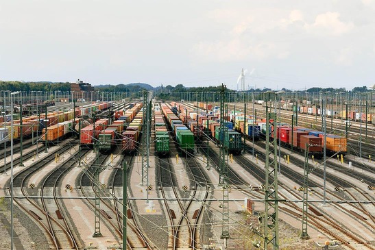 Güterbahnhof mit Gleisen und Zügen
