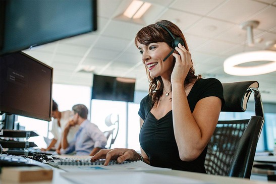 © ÖBB/Stockfoto Jacob Ammentorp Lund Callcenter Mitarbeiterin