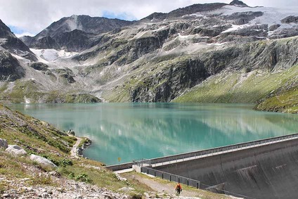 Blick auf einen Stausee