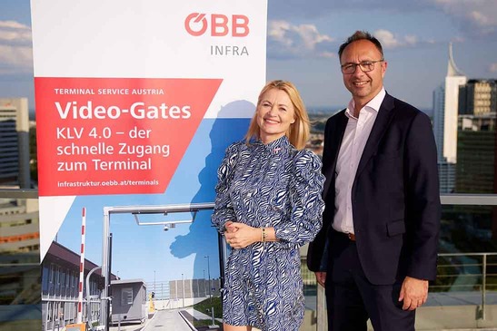 © ÖBB/Andreas Scheiblecker Geschäftsbereichsleiterin Renate Glisic und Vorstand Johann Pluy