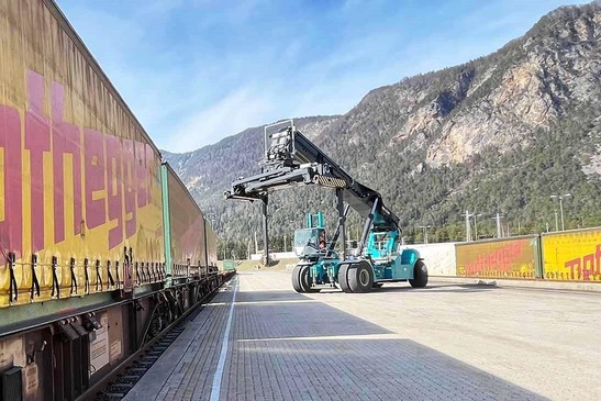 Containerstapler arbeitet am Zug