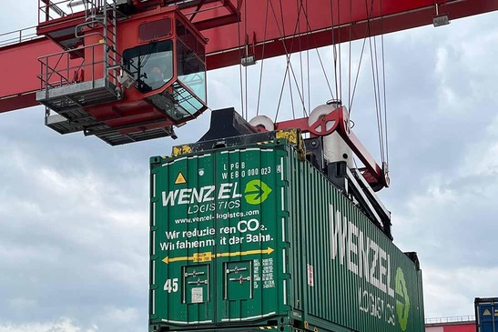 © ÖBB/Stefan Fischer Portalkran hebt Container