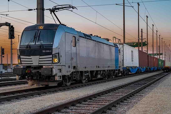 © ÖBB/Fritscher Güterzug am Terminal mit Sonnenaufgang