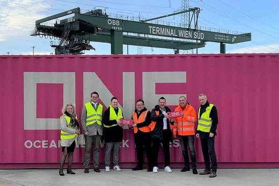 © ÖBB/Lenitz Acht Personen vor einem Container