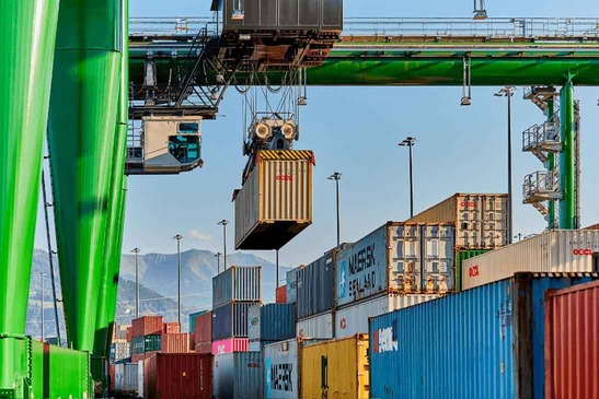 © ÖBB/Lukas Hämmerle Portalkran hebt Container