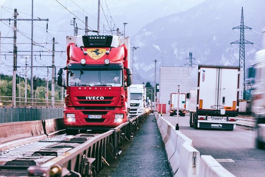 Lkw-Verladung auf Rollender Landstraße