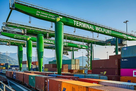 © ÖBB/Lukas Hämmerle Portalkräne und Container