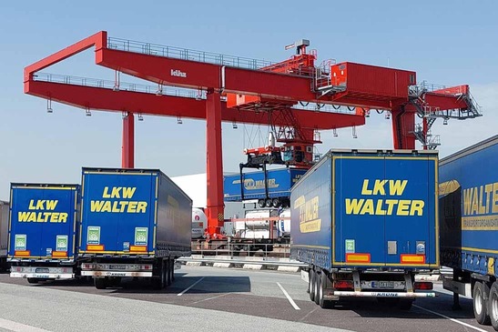 © ÖBB/Papp Portalkran mit LKW des Transporteurs LKW Walter