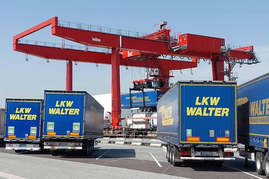 Portalkran mit LKW des Transporteurs LKW Walter