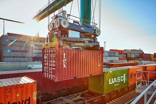 © ÖBB/Lukas Hämmerle Portalkran hebt Container