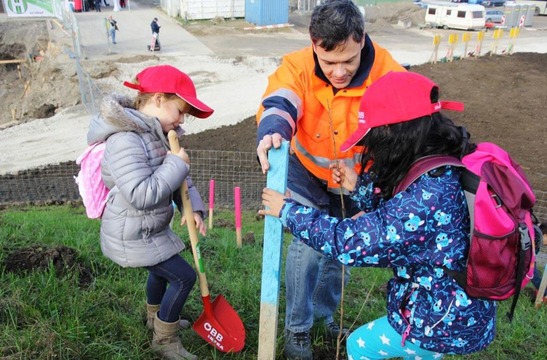 Kinder pflanzen Bäume