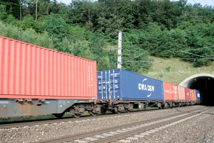 Zug mit Containern