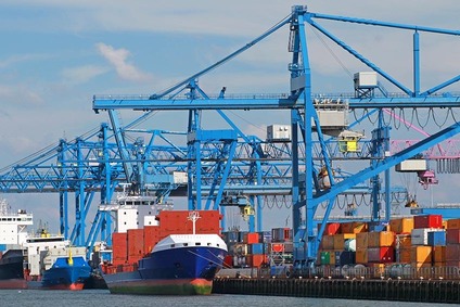 Hafen mit Schiffen und Containern