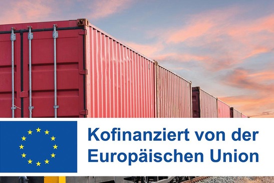 Containerzug mit EU-Finanzierungslogo