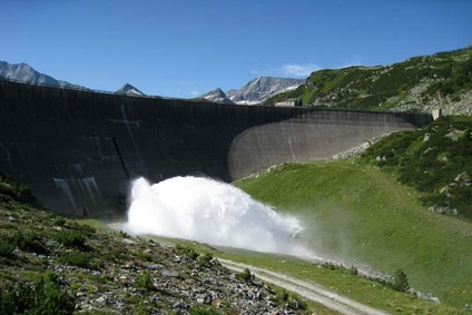 Blick auf eine Staumauer