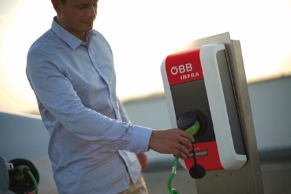 © ÖBB/Smatrics Mann bei einer Ladestation