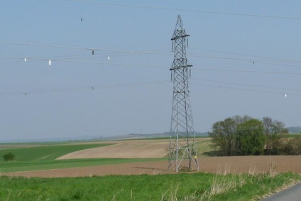 Blick auf eine Bahnstromleitung