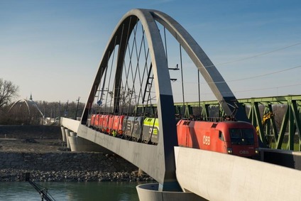 Zug fährt über die Zugbrücke auf der Strecke zwischen St. Margrethen und Lauterach