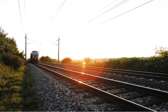 Gleis mit anfahrendem Zug