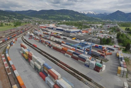 Blick von oben auf Container des Güterzentrums Wolfurt im Rheintal