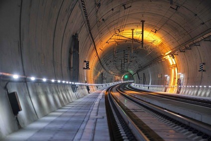 Blick auf die Neubaustrecke im Brenner Basistunnel mit oranger Arbeitsbeleuchtung