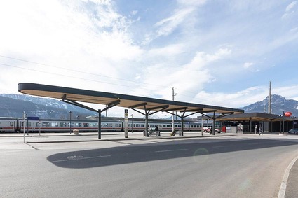 © ÖBB/Zenz Der Bahnhof Liezen mit Bushaltestelle und einfahrendem Zug