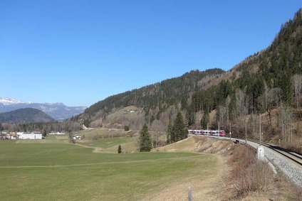 Landschaftsaufnahme mit Zug auf der Phyrnbahn