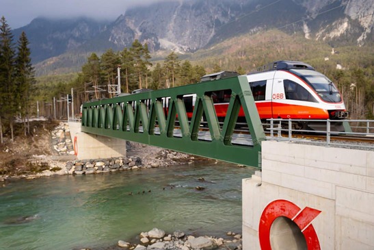 Gailbrücke mit Zug