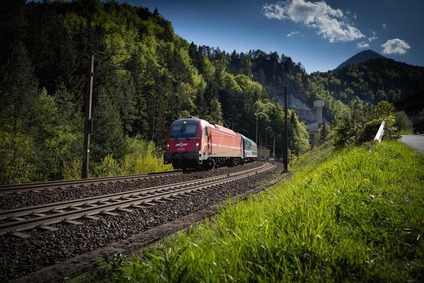 Zug Tunnelportal Karawankentunnel