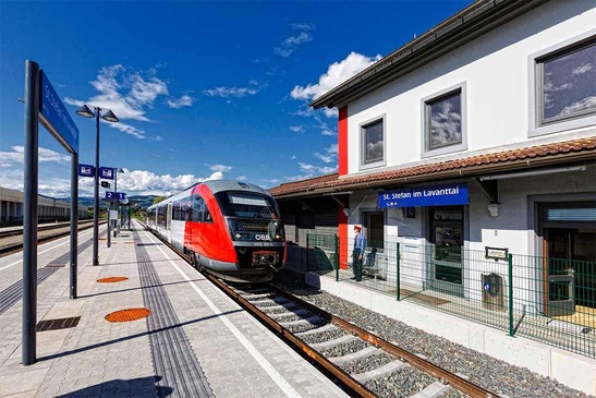 Zug steht am Bahnhof St. Stefan im Lavanttal 