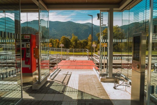 Kainisch, Blick von Wartekoje auf Bahnsteig mit Fahrkartenautomat