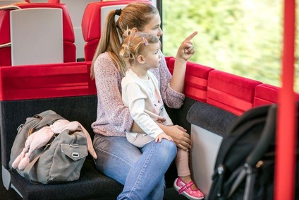 Mutter und Kind in einem ÖBB Zug