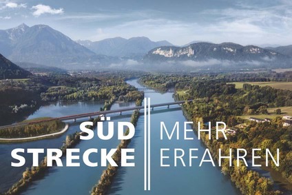 © ÖBB/zeppcam/Blaupapier Blick auf die Draubrücke mit dem Schriftzug des Online Magazins Südstrecke.