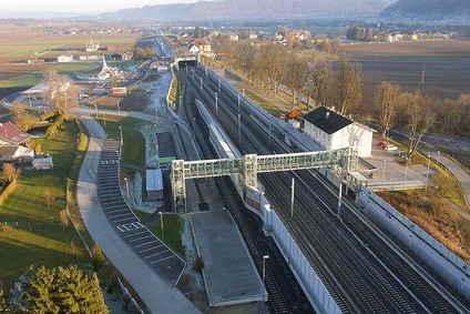 Luftaufnahme des umgebauten Bahnhofs Grafenstein.