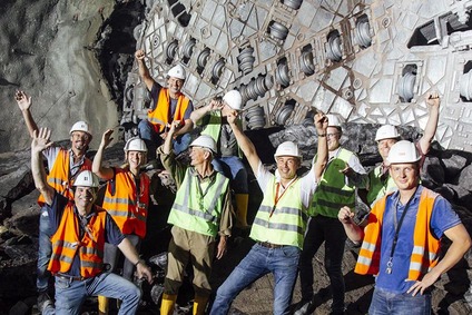 Gruppenfoto der Projektbeteiligten vor der Tunnelbohrmaschine