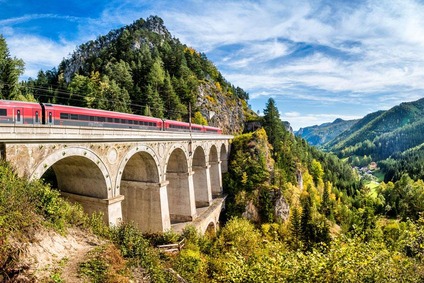 Die Semmering Gebirgsbahn führt über historische Viadukte.