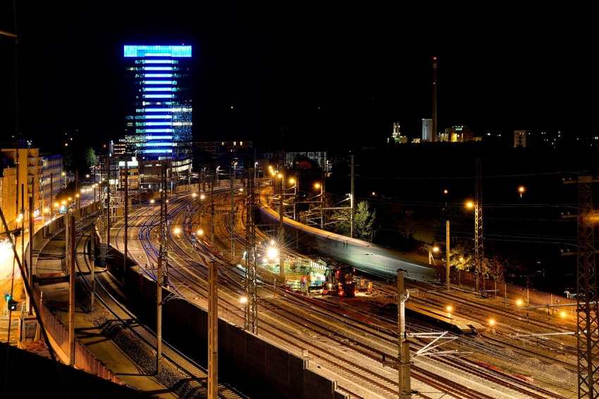 © ÖBB/Robert Deopito Nachtaufnahme von der Linzer Hauptbahnhof Skyline