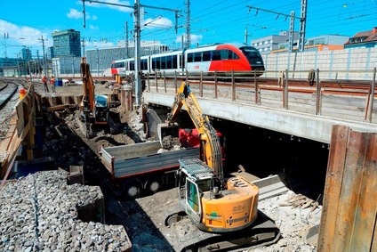 Bau mit großen Maschinen an der Ostseite des Linzer Hauptbahnhofs