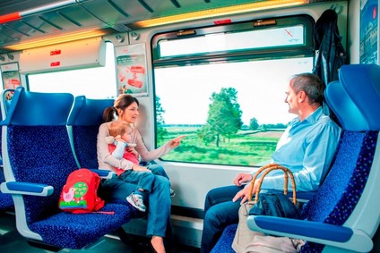 Blick auf Fahrgäste im Zug