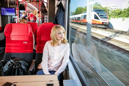 Fahrgäste in einem Zug